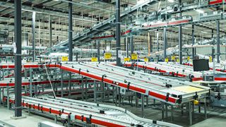 Das Distribution Center Europe (DCE) von Esprit wird durch Fiege Logistics betrieben und ist mit Fördertechnik- und Sorterkomponenten von TGW ausgestattet. (Bild: Esprit)