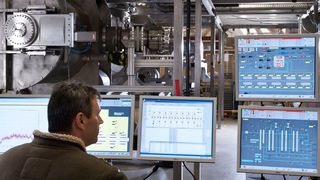 Haptische Displays könnten komplexe Steueraufgaben in Leitwarten erleichtern, indem sie über fühlbares Feedback auf relevante Ereignisse aufmerksam machen. Hier im Bild: die Leitwarte des Neutrino-Experiments KATRIN am KIT. (Foto: ) (Bild: Irina Westermann, KIT)