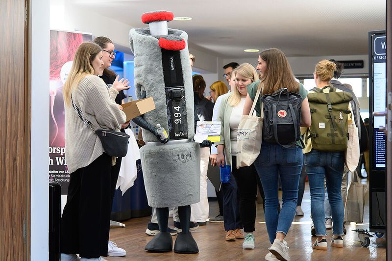 Zugegeben: Bei fast frühsommerlichen Temperaturen in Hannover ist diese Kostümierung kein Traumjob – aber Besuchermagnet.    Mehr Infos zu den kommenden LAB-SUPPLY-Messen finden Sie auf www.lab-supply.info (Bild: Stefan Stark)