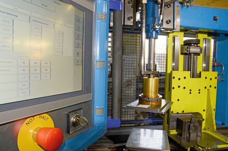 Über einen Touchscreen kann die Beschneide­maschine seit dem Retrofit einfach und intuitiv bedient werden. Die neue Steuerungstechnik bietet jetzt noch mehr Möglichkeiten. (B&R)