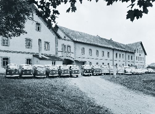 Conrads Firmen-Flotte: Mit gelben VW-Bussen waren die Kundendienst-Mitarbeiter in den frühen Siebzigern unterwegs. Die Autos waren zugleich Lieferwagen für die Technischen Kaufhäuser. (Bild: Conrad)