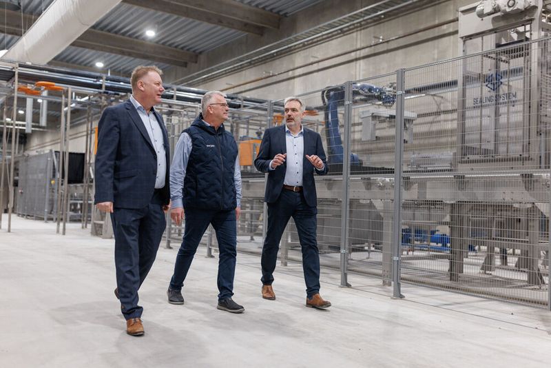 Rolf Tange, Carsten Pedersen und Kim Poulsen (von links nach rechts) sprechen darüber, wie Larvenzucht und Robotertechnologie zu einer zukunftsfähigen Lösung für die globale Nahrungsversorgung beitragen können. (Bild: Kuka)