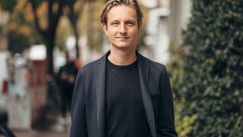 Tobias Rappers ist Geschäftsführer der Maschinenraum GmbH. Der Maschinenraum ist ein geteiltes Ökosystem, das von Familienunternehmen für Familienunternehmen entwickelt wurde. Es vernetzt über 450.000 Mitarbeitende aus mehr als 80 Mitgliedsunternehmen und ermöglicht strukturierten Austausch zu allen Kernbereichen der Transformation. (Bild: Maschinenraum/Dirk Walter)