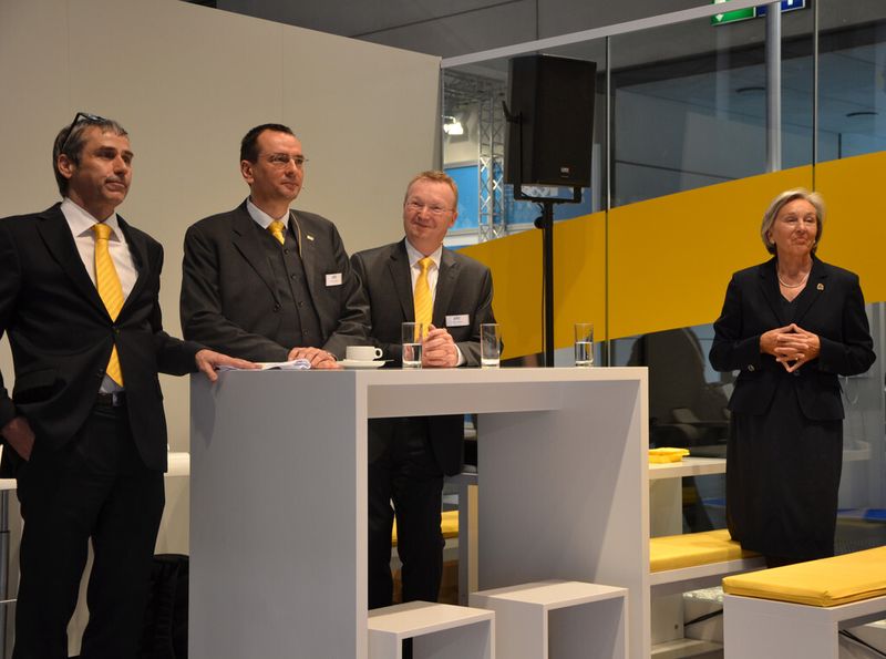 Renate Pilz, Geschäftsführende Gesellschafterin der Pilz GmbH und Co. KG,  Harald Förster, Leiter Customer Support, Armin Glaser, Leiter Produktmanagement und Horst-Dieter Kraus, Leitung Marketing-Kommunikation stellen die neuen Pilz-Produkte rund um Sicherheitstechnik auf der Hannover Messe aus. (Bild: PROCESS)