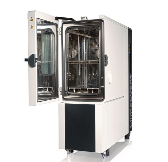 Weiss Technik hat seine Klimaprüfschränke der Serie Clime-Event umfassend überarbeitet. Das neue Schienensystem ermöglicht die Kombination herkömmlicher Einlegegitter mit Auszugsschienen.(Bild:  Weiss Technik GmbH)