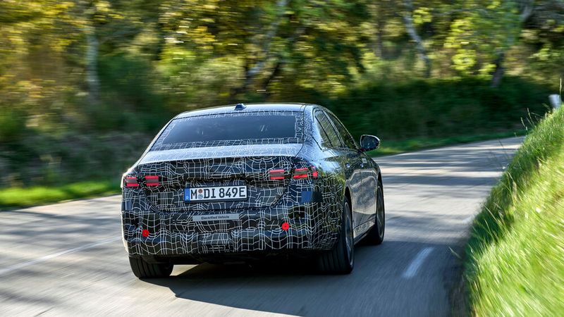 Die Einstiegsvariante legt hurtig los und liefert genügend Drehmoment bis weit über 130 km/h hinaus. (Bild: Autoren-Union Mobilität/BMW)