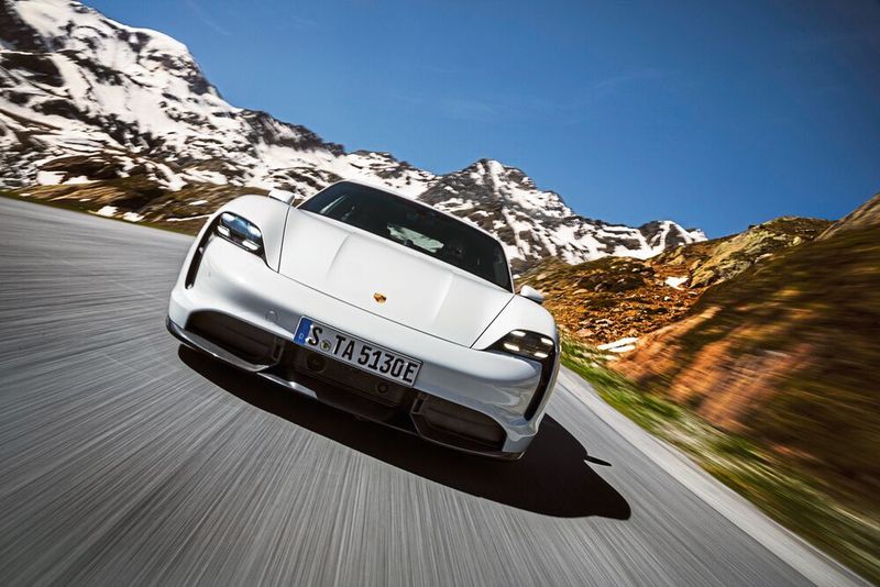 Den Spurt auf 100 km/h erledigt das Top-Modell in 2,8 Sekunden, in 9,8 Sekunden ist Tempo 200 erreicht. (Porsche)