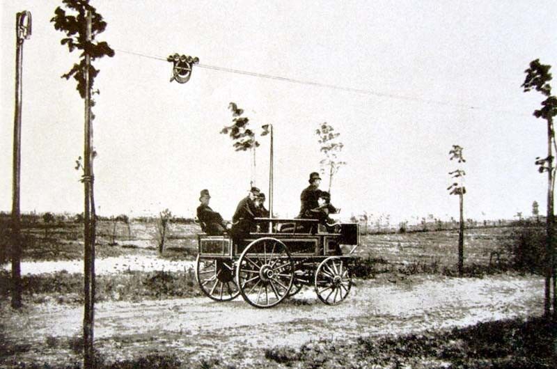 Ein Bild der Versuchsfahrten mit der Electromote (Wikimedia)