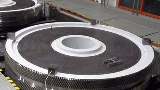 Mit der PPD-Verschleißschutztechnologie wurden bereits solche tonnenschweren, metergroßenZahnräder aus Stahl für Schiffsgetriebe behandelt. (Bild: Oerlikon Balzers)