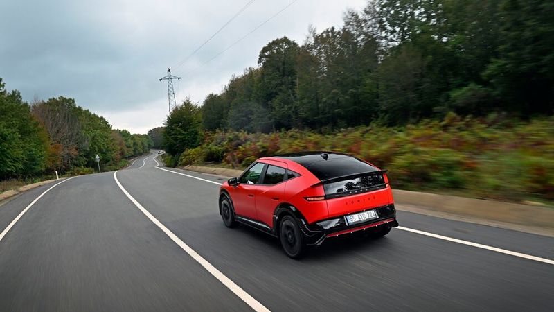 Wie schon beim Inster ist die Optik beim Ioniq 3 aber Geschmacksache. Sein gedrungenes Heck mit der abgeknickten, von einem Spoiler geteilten Scheibe muss man mögen, auch wenn das zusätzliche Fenster die Sicht nach hinten verbessert. (Bild: Hyundai)