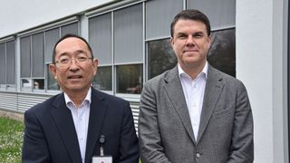 Suzuki-Deutschland-Chef Kazuyuki Yamashita und der stellvertretende Geschäftsführer Daniel Schnell. (Bild: Simon – VCG)