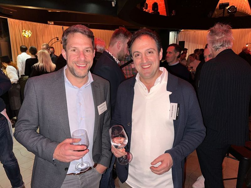 Sebastian Kamm (sld mediatec) und Thomas Spanidis (Samsung) haben schon so einige Gläser Wasser miteinander getrunken. (Bild: Vogel IT-Medien )
