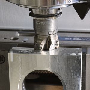 Der pL Drehtisch EA-520.L-M1 passt hinsichtlich Antriebsleistung, Klemmkräften und Präzision perfekt zur Maschine. Er lässt auch schwerere Bearbeitungen zu.(Bild:  pL Lehmann)