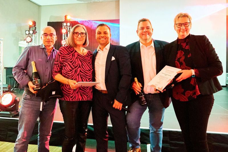 Preis Deltaware Bome: (v. l.) Dino Scarcia und Angelika Weißsteiner (Deltaware), Attila Mekker (Haufe-Lexware), Oliver und Silke Menzel (BOME) (Bild: Haufe-Lexware)