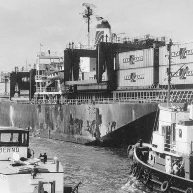 Das war die Ankunft des ersten Containerschiffes MS „Fairland“ in Deutschland am 5. Mai 1966. Genauer gesagt, im Überseehafen von Bremen. Damit begann in Deutschland und Europa der Siegeszug der kantigen Transportriesen. Doch brachte das auch Nachteile – wie immer halt ... (Bild: H. Brockmöller)