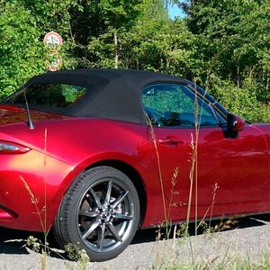 4. Das Verdeck: Den Verdeckhaken entsichern und aushaken, das Dach lässig nach hinten werfen und den Sicherungshaken einklacken lassen – fertig. Auch beim Öffnen des Daches macht Handarbeit mehr Spaß als Knöpfchendrücken. Und schneller geht es obendrein.(Bild:  Rosenow – »kfz-betrieb«)