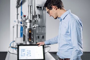 Der Edelstahlreaktor zeigt exemplarisch die Kultivierung von Mikroorganismen wie E. coli mit Komponenten aus dem Festo Produktportfolio.  (Bild:  Festo SE & Co. KG)