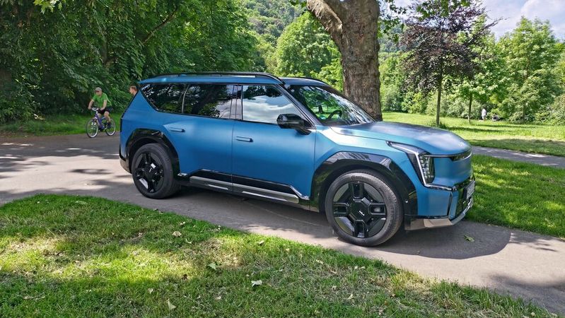 Seit Mitte 2023 ist der Kia EV 9 verfügbar.(Bild:  Sven Prawitz/VCG)