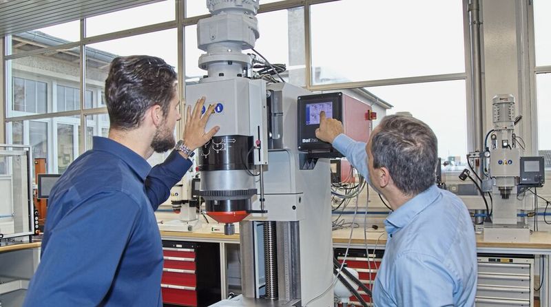 Maurizio Di Domenico (re., Leiter Technologie, BalTec AG) diskutiert mit Steve Schaffner, Projektmanager bei GRIBI Hydraulics AG, die Einstellungsparameter für eine Nietung im Radialnietverfahren. (Bild: Matthias Böhm)