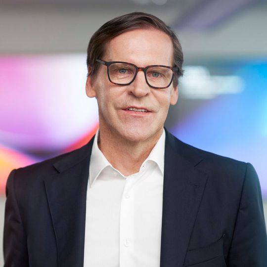 Curevac-Chef Alexander Zehnder kündigt den Bau einer der modernsten Anlagen weltweit an, die ausschließlich für die mRNA-Technik gebaut wird.(Bild:  Curevac)