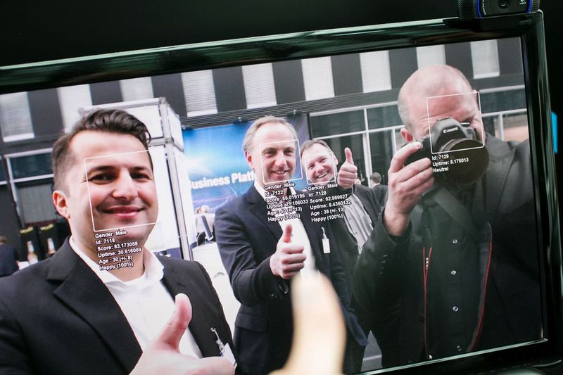 Die Teilnehmer konnten im Showcase „Handel“ beispielsweise eine Smart-Signage-Lösung bestaunen, die digitale Werbung an sich im Verkaufsraum befindliche Kunden anpasst. Die Lösung der Software AG stellt über Gesichtserkennung automatisch Geschlecht, Alter und Stimmung des Betrachters fest und steuert anhand dieser Informationen die Präsentation von Anzeigen auf Display-Bildschirmen. (Bild: MarcFippel.de/Software AG)