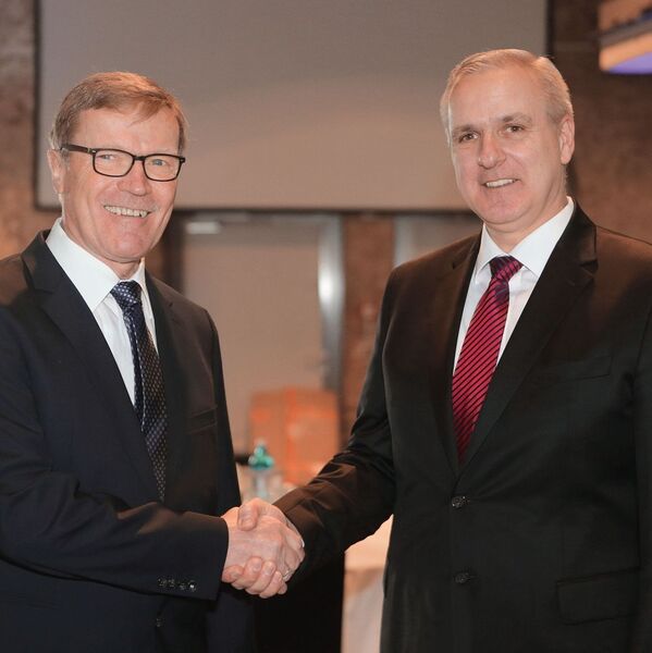 Führungswechsel: Dr. Ralf Becker, Vorsitzender der Geschäftsführung von Montanhydraulik (rechts), dankt Dr. Peter Lipphardt für 40 Jahre herausragende Unternehmensführung. (Bild: Montanhydraulik)
