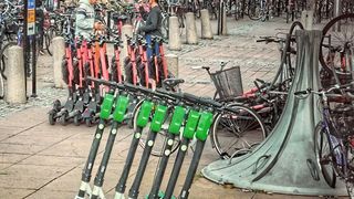 E-Sccoter haben sich in vielen deutschen Städten verbreitet. Zur gewünschten Verkehrswende tragen sie aber kaum bei. (Bild: gemeinfrei)