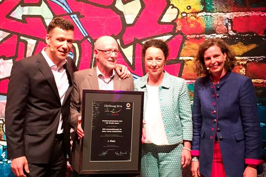 Preisübergabe: (v.li.) Andreas von Wallfeld (MBVD), Uwe Conrad, Katrin Heinig (beide Smart-Center Saarbrücken und Ulrike Mönnich (MBVD).(Foto:  Smart-Center Saarbrücken)