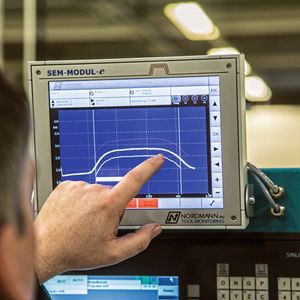 Das Touchscreen-Display ist eine Alternative zur Anzeige der Messkurven am NC-Bedienfeld.(Bild:  Nordmann GmbH & Co. KG)