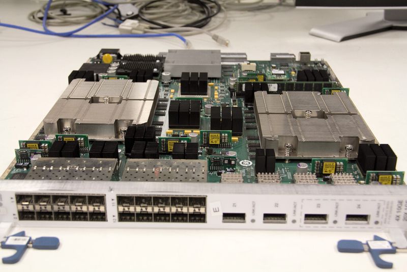 Bild 1: Mit diesem Highend-Subscriber-Management- und Routing-Board verliert die Entwicklung leiterplattenmontierter Stromversorgungen ihre Schrecken. (Bild: Ericsson Power Modules)