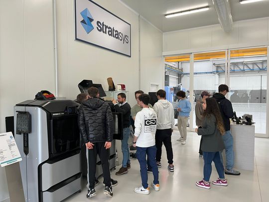 Technik zum Erleben: Im Schulungszentrum bei Baden-Baden erhalten Studierende direkten Zugang zu professionellen 3D-Drucklösungen und sammeln wertvolle Praxiserfahrung für ihre Karriere.  (Bild:  Stratasys)