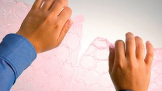 Die antistatische Luftpolsterfolie von Automated Packaging Systems (APS) bietet einen sicheren Schutz gegen elektrostatische Aufladung. (Bild: APS)