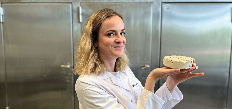 Alternativer Baustoff Lehm: Ellina Bernhard mit einer Laborprobe. (Bild:  Empa)