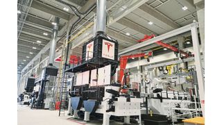 So groß wie ein Haus: Die Giga-Casting-Maschinen im Tesla-Werk-Grünheide. Hier wird der Heckrahmen des Model Y in nur noch einem massiven Teil gegossen. (VCG/Otto)