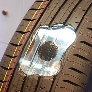 Ich sehe was, was man sonst nicht sieht: Continentals Universalsensor Redi wird innen an den Reifen geklebt.(Foto:  Rosenow)