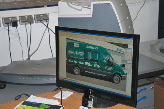 Neben den Beschriftungen bietet Schade und Sohn auch die komplette Werbebeklebung an. (Archiv: Vogel Business Media)