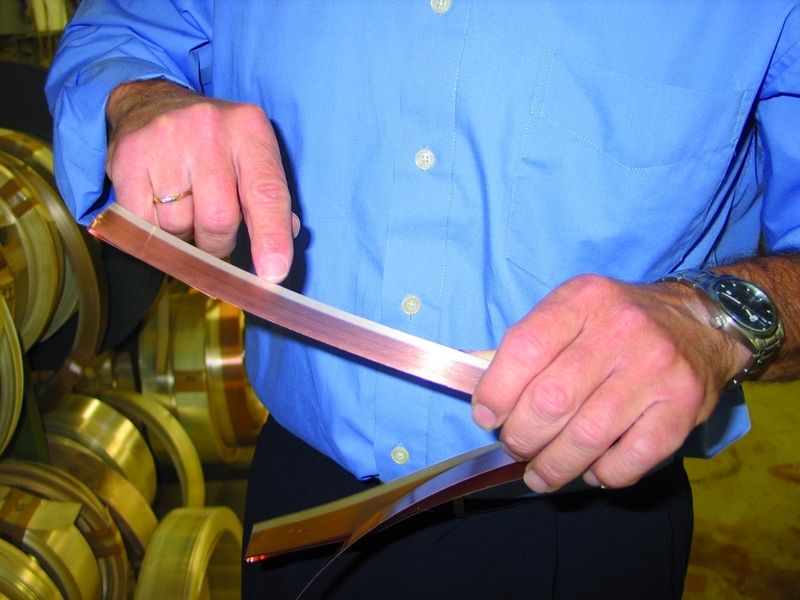 Ein schmaler Streifen des Blechbandes enthält das Edelmetall. Bilder: Munde (Archiv: Vogel Business Media)
