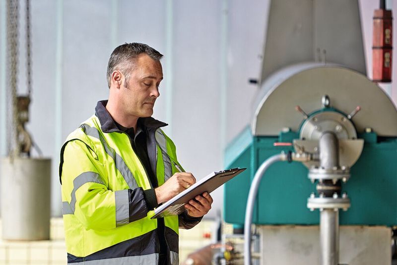 Zur Erstellung der Gefährdungsbeurteilung nimmt der Arbeitssicherheitsspezialist eventuelle Mängel auf.  (Bild: Phoenix Contact)