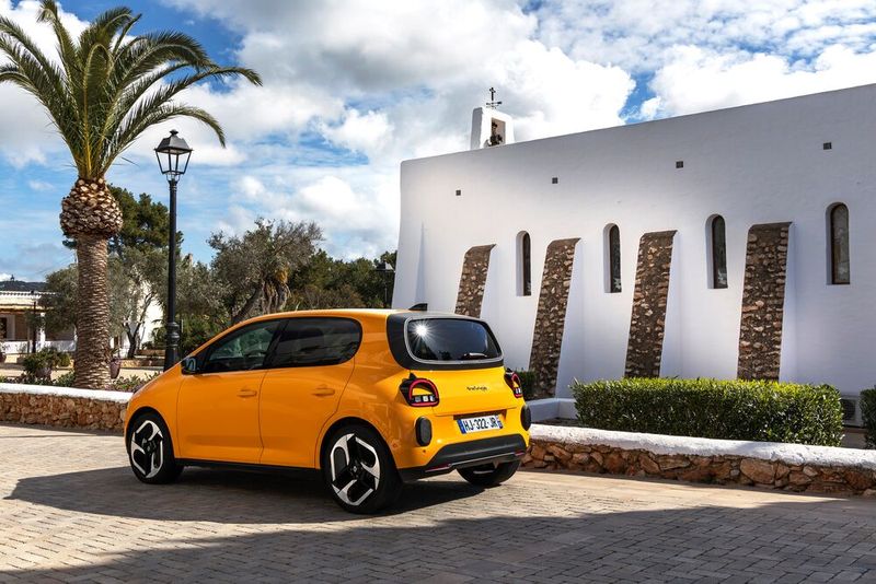 As with the original Twingo, the new edition also relies on a van-like one-box format (Image:Renault)