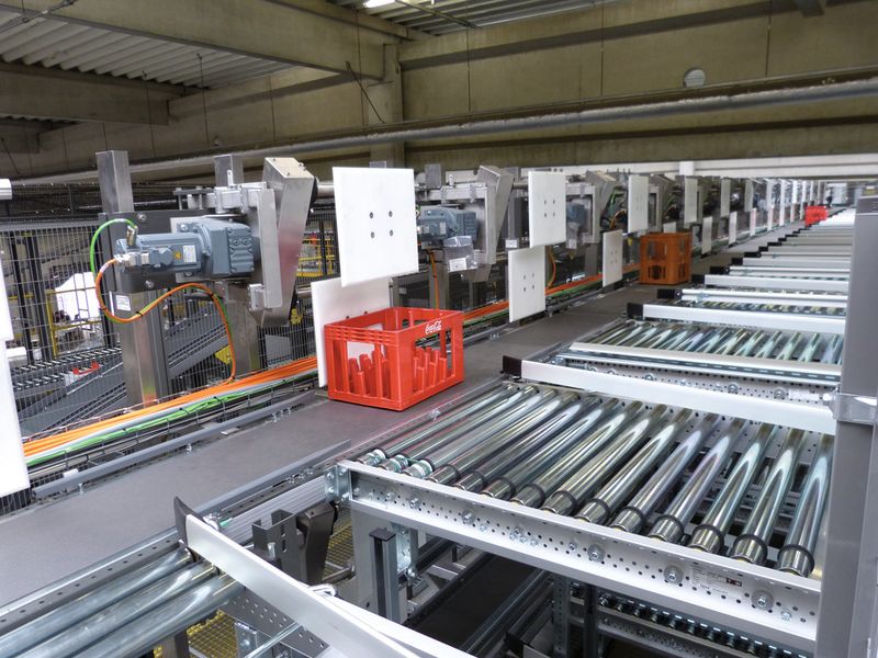 Scherben, Schmutz oder auslaufender Inhalt aus beschädigten Produkten beeinträchtigen die Funktion des Sortierers nicht, da die Mechanik oberhalb des Transporteurs angeordnet ist. (Bild: Sortec)