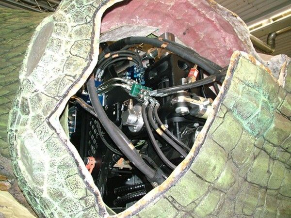 Blick in die linke Schulter: die Öffnung wurde vor Ort aufgeschnitten und dient dem Zugriff auf die unter der Haut liegende Mechanik zur Wartung und Instandhaltung; der Deckel ist mit wenigen Handgriffen zu entfernen und wieder zu montieren (Vogel Business Media)