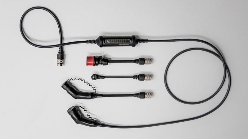 Mit Adaptern für Schuko- und Starkstromsteckdosen sowie Ladesäulen ist das flexible Ladesystem von Mercedes-Benz für alle Eventualitäten gerüstet.