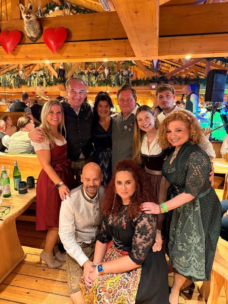 Katja Schraml und Ingo Schneider (Neomounts) haben in die Wildstuben eingeladen, (v. l.) Anja Müller (Jacob), Thomas jank (CP), Saskia Lukas (Jacob), Domenik Beckert (Bechtle), Ufo Foellmer und Sven Glatter (comTeam) und Besa (IT-BUSINESS) (Bild: Vogel IT-Medien)