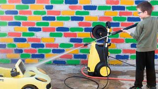 Fahrzeuge und Gebäude müssen in der Corona-Krise regelmäßig gründlich gereinigt werden. (Bild: © galitsin - stock.adobe.com)