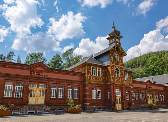 Historische Fassade, moderne Leistungselektronik: So präsentiert sich der Stammsitz von MTM Power im thüringischen Schwarzatal. Aus einem ehemaligen DDR-Messtechnikbetrieb hat sich eine spezialisierte Elektronikfertigung für Bahn-, Industrie- und Defense-Wandler entwickelt. Ein hauseigenes 6-GHz-EMV-Labor gehört ebenfalls dazu.(Bild:  MTM Powe)