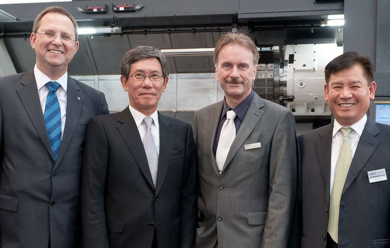 Ab Januar 2012 übernimmt die Hommel Maschinentechnik GmbH in Bochum Ver-trieb und Service für die CNC-Dreh- und –Fräsmaschinen von Hwacheon. Das während der EMO 2011 entstandene Foto zeigt (vlnr): Hommel-Geschäftsführer Gisbert Krause, und von Hwacheon: den Chef Young-Doo Kwon, den Vice Presi-dent Klaus Ludwig und Europa-Chef Kyu-Bok Cho.  (Bild: Hommel/Hennecke)