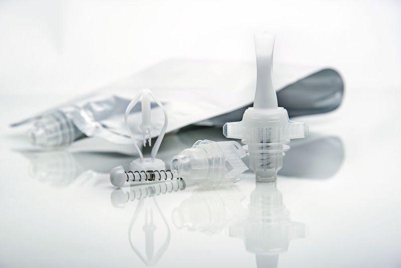 Für Schülke + Mayr hat Pöppelmann Famac einen hygienischen Einschweiß-Ausgießer entwickelt, der verhindert, dass Verunreinigungen in das Produkt dringen. (Pöppelmann)