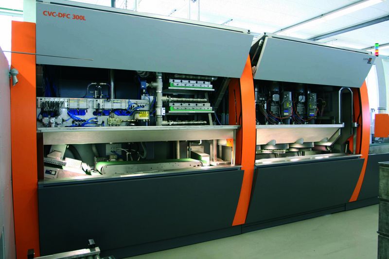 Bild 1:  Modulartig aufgebaute Maschine zum Schleifen, Entgraten und Fräsen von Massenteilen. Der Durchsatz beträgt bis zu 30 000 Stück in der Stunde. (Archiv: Vogel Business Media)