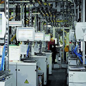 Bild 1: Der Industrie-PC lässt sich dank hoher Schutzart und variabler Montagemöglichkeiten direkt im Fertigungsprozess installieren. Bild: Phoenix Contact