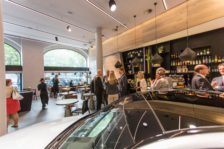 Künftig sollen sich die Kunden in den „Mercedes-Me“-Stores bei einem Kaffee über die Marke Mercedes-Benz und ihre Produkte informieren können. (Foto: Daimler)